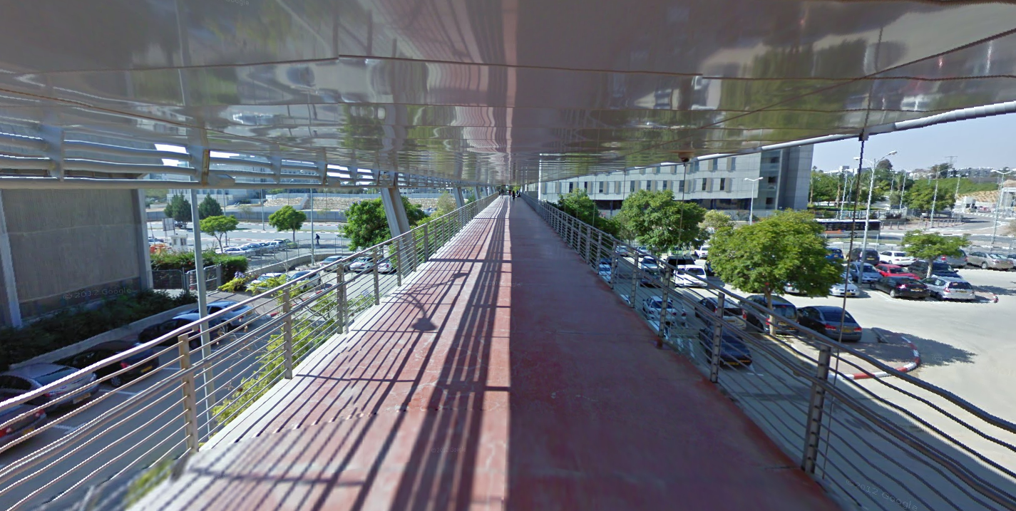 מערכת גשרים מחברת את חלקי הקמפוס ומנתקת את הסטודנטים מהשכונה (צילום: גוגל מפות)